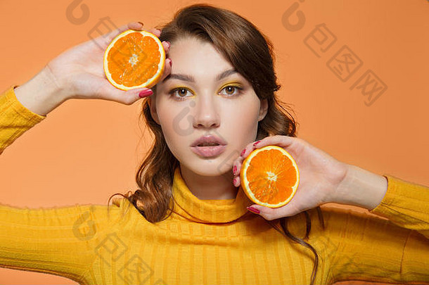 肖像明亮的积极的年轻的女人橙子手橙色背景