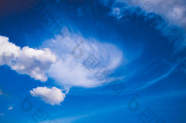 蓝色的天空云特写镜头特写镜头蓝色的天空毛茸茸的云背景