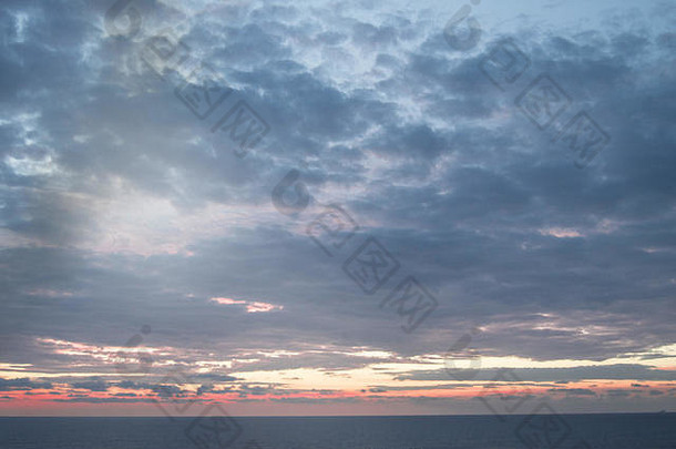 平静日落日出地中海海太阳闪亮的软蓝色的粉红色的<strong>云</strong>