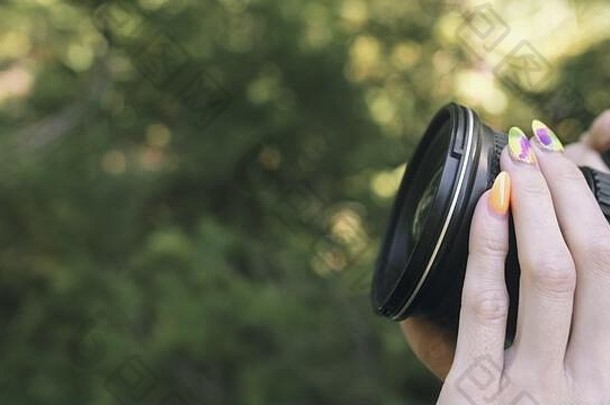 旅行者拍摄风景优美的视图森林高加索人女人拍摄关闭女孩照片视频数码单反相机mirrorless相机