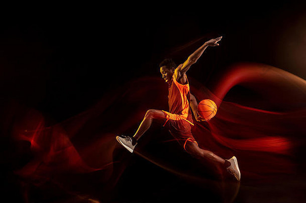 火尾巴方法非裔美国人年轻的篮球球员红色的团队行动霓虹灯灯黑暗工作室背景概念体育运动运动能源动态健康的生活方式