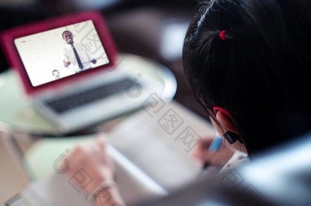 孩子女孩蓝牙耳机学习移动PC首页社会距离检疫在线教育概念