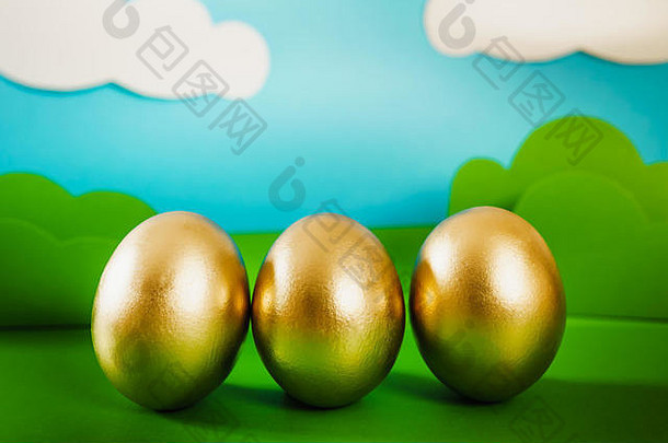 黄金复活节鸡蛋绿色春天背景