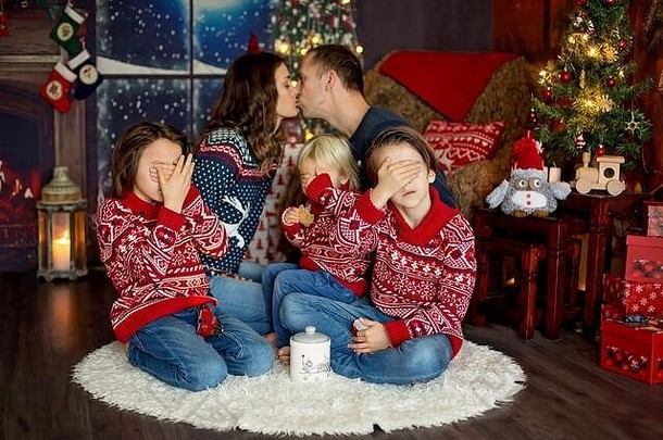快乐微笑家庭妈妈爸爸男孩家庭肖像首页圣诞节假期