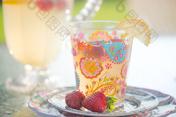 色彩斑斓的玻璃柠檬水新鲜的草莓装饰