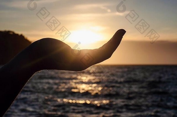 触摸太阳海早....夏天假期海海滩选择太阳手黄色的光冷空气冬天耀斑sunris