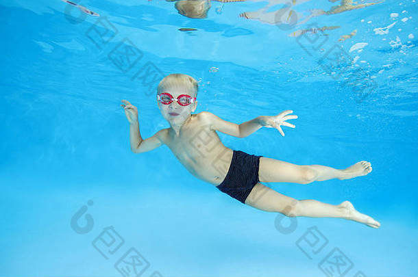年男孩游泳护目镜学习游泳水下池