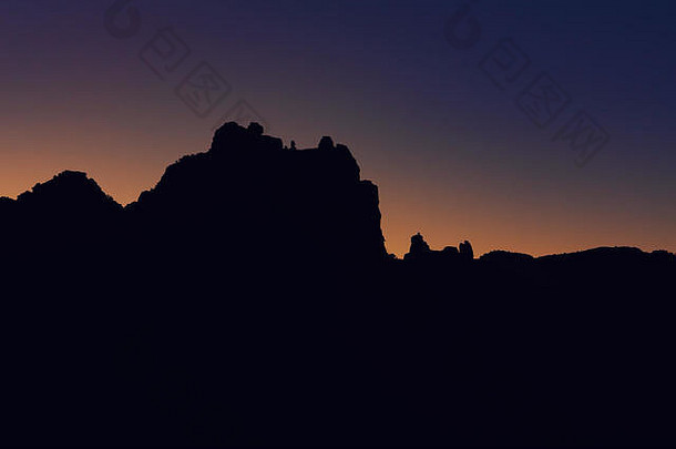 <strong>史努比</strong>山的轮廓不断上升的太阳塞多纳亚利桑那州