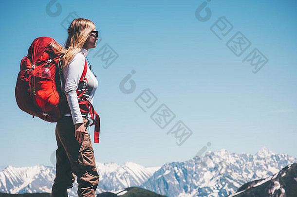 女人背包客旅行山旅行生活方式概念冒险活跃的假期户外徒步旅行体育运动