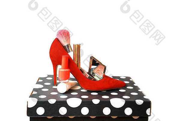 时尚的装布局红色的鞋子配件化妆化妆品黑色的白色盒子白色背景