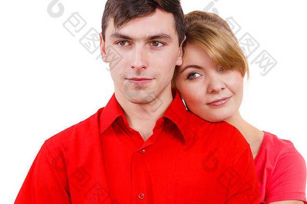 年轻的美女人精益男人。浪漫夫妇穿红色的衣服放松日期孤立的白色
