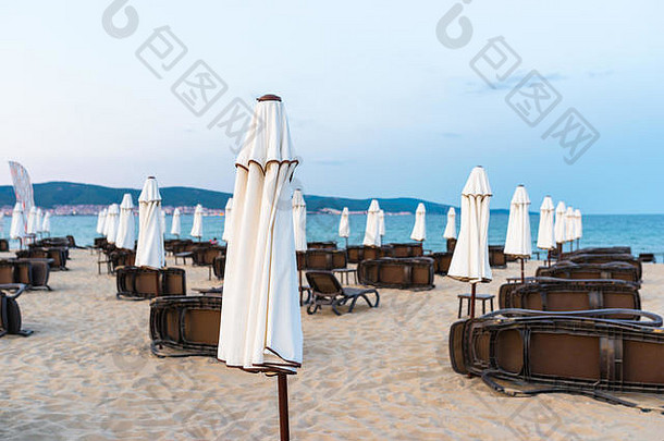 海滩便鞋说谎横盘整理雨伞海滩阳光明媚的海滩保加利亚背景黑色的海