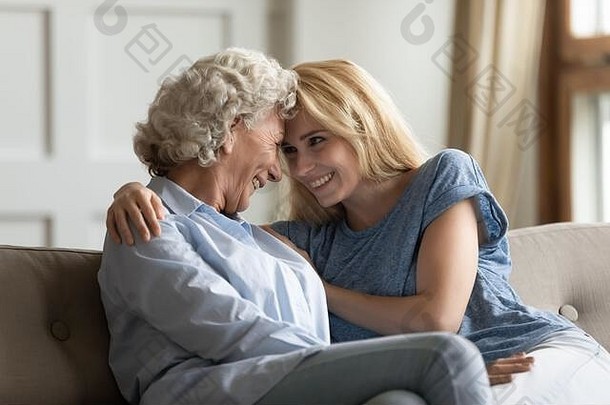 爱的年轻的夫人享受甜蜜的温柔的时刻<strong>老妈妈</strong>。