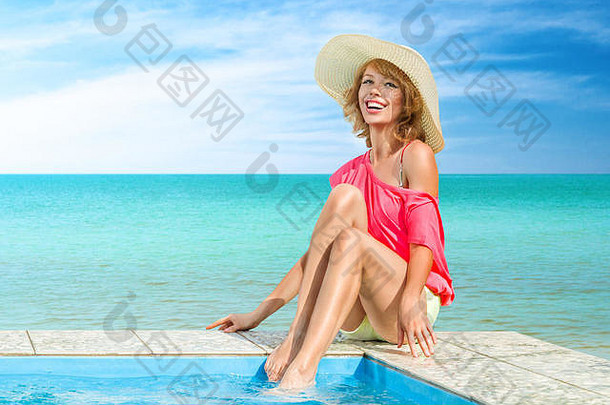 年轻的女人太阳洗澡热带水疗中心度假胜地游泳池