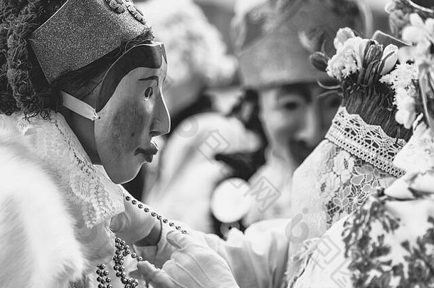 古老的狂欢节绍传统的木面具黑色的白色意大利