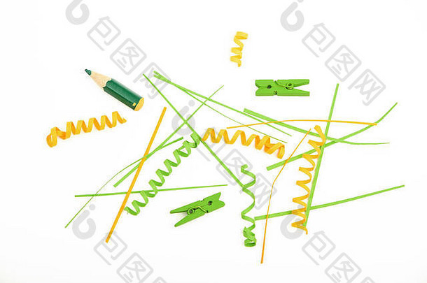 混合色彩斑斓的绿色黄色的纸块剪辑铅笔木画夹孤立的白色背景