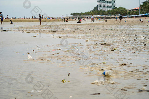 垃圾bangsaen海滩春武里泰国人游客假期一天