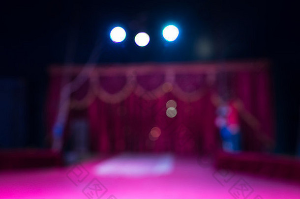 室内空剧院阶段明亮的闪亮的聚光灯粉红色的装饰优雅的窗帘焦点灯