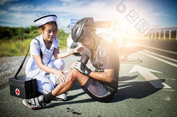 亚洲骑自行车的人受伤的街自行车碰撞事故车自行车