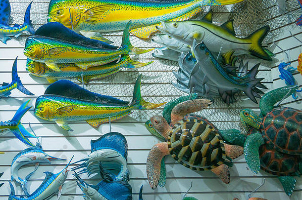 色彩斑斓的纪念品背景挂装饰市场手工制作的鱼挂旅游市场出售记忆有趣的手工制作的鱼