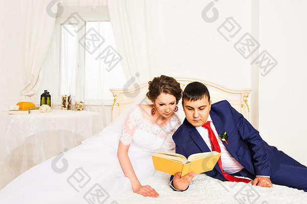 新娘新郎阅读书生活方式<strong>婚姻家庭</strong>爱知识概念