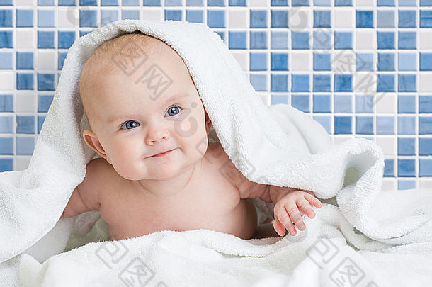 可爱的微笑婴儿孩子洗澡浴室