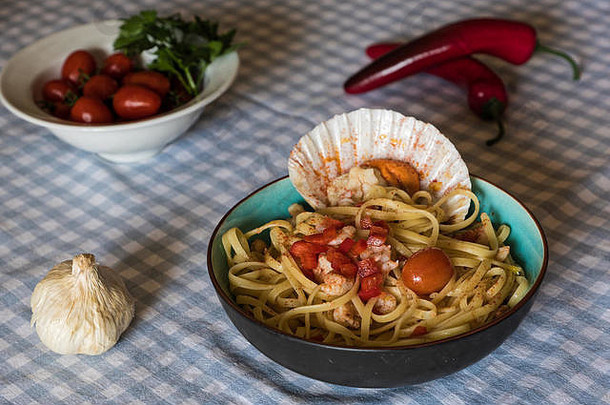 传统的意大利面海鲜西红柿