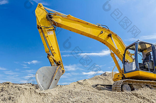 黄色的挖掘机使桩土壤拉地面堆建设网站项目进步