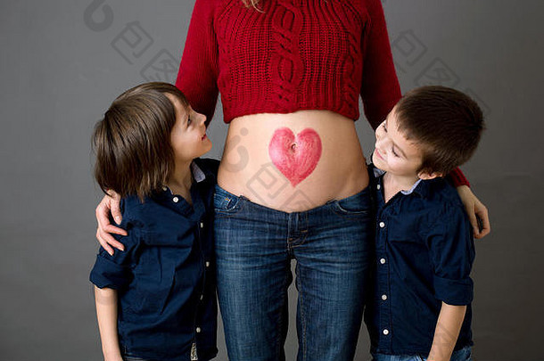 美丽的学前教育孩子们兄弟拥抱怀孕了妈妈幸福的期待大兄弟红色的希斯画母亲肚子孩子吻