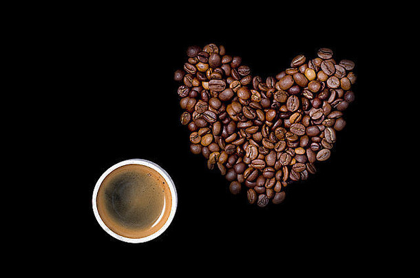 杯咖啡心咖啡豆子黑色的背景