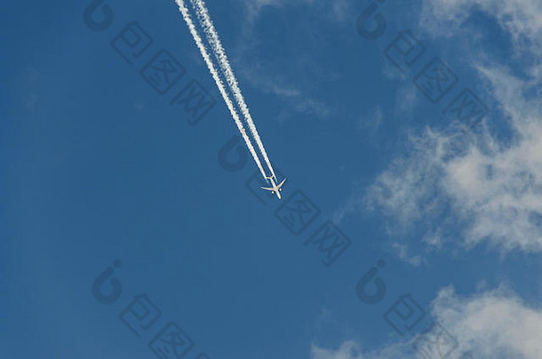飞机反应小道飞行蓝色的天空云关闭