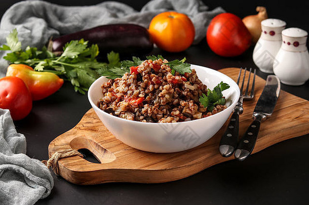 生活健康的荞麦煮熟的蔬菜白色碗黑暗背景菜阿塞拜疆厨房水平取向