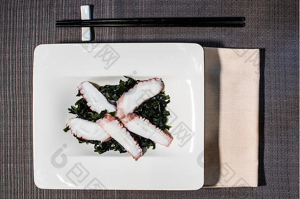章鱼鱼片床上海藻经验丰富的大米醋服务矩形白色板黑色的筷子