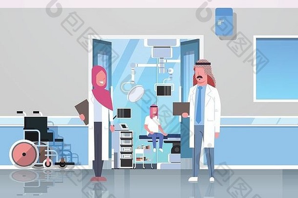 阿拉伯医生讨论医院走廊轮椅开放通过手术房间阿拉伯语男人。坐着操作表格现代诊所室内平