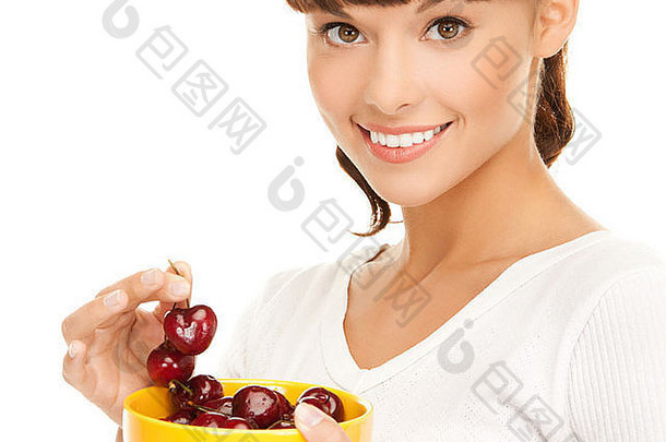 健康的女人持有碗樱桃
