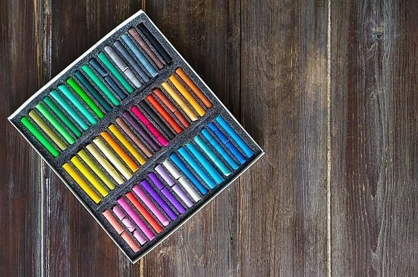 色彩斑斓的蜡笔柔和的chalksart绘画草图平躺木表格复制空间