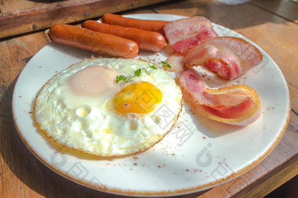 集美国早餐培根炸鸡蛋香肠木表格背景