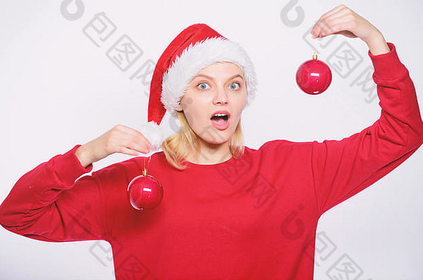 女人圣诞老人他持有球装饰点缀添加装饰细节一年装饰概念圣诞节树装饰的想法时间装修圣诞节树装饰愉快的例程