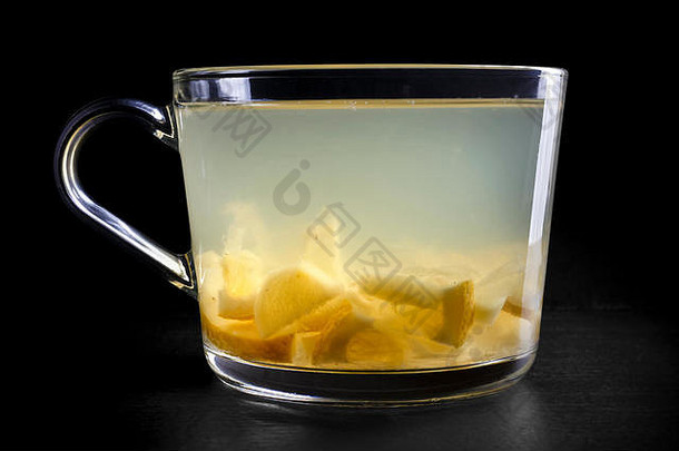 玻璃杯新<strong>鲜</strong>的柠檬姜水<strong>果茶</strong>孤立的黑色的水果块可见