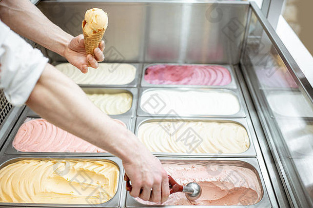 金属托盘完整的色彩斑斓的冰奶油展示冰箱推销员采取冰奶油独家新闻特写镜头视图