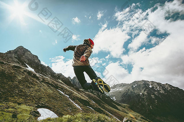 快乐男人。跳山景观生活方式旅行情绪成功概念冒险夏天活跃的假期户外
