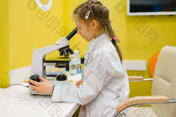女孩显微镜玩医生游戏室
