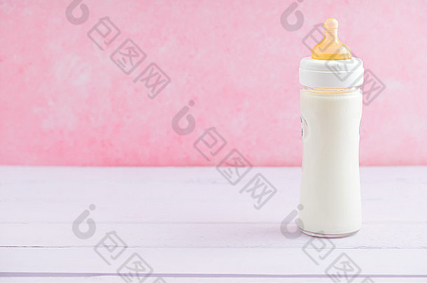 婴儿牛奶瓶粉红色的表格neagtive空间