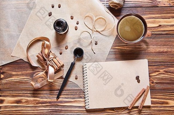 墨水笔工艺笔记本杯咖啡木桌子上