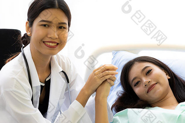 医疗医生持有病人的手欢呼病人