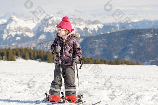 快乐女孩滑雪下坡