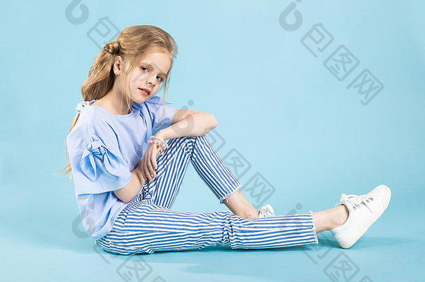 女孩蓝色的衣服坐着蓝色的背景