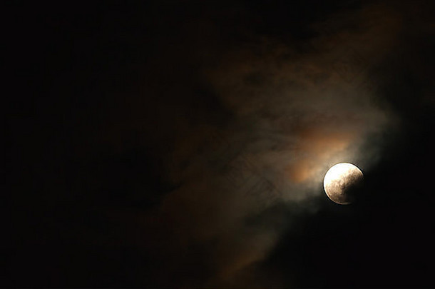 月光血月亮阶段黑暗多云的天空