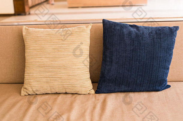 舒适的沙发枕头生活房间室内首页装饰概念