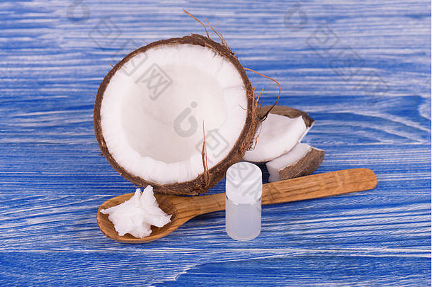 椰子椰子石油牛奶蓝色的木背景健康的食物概念